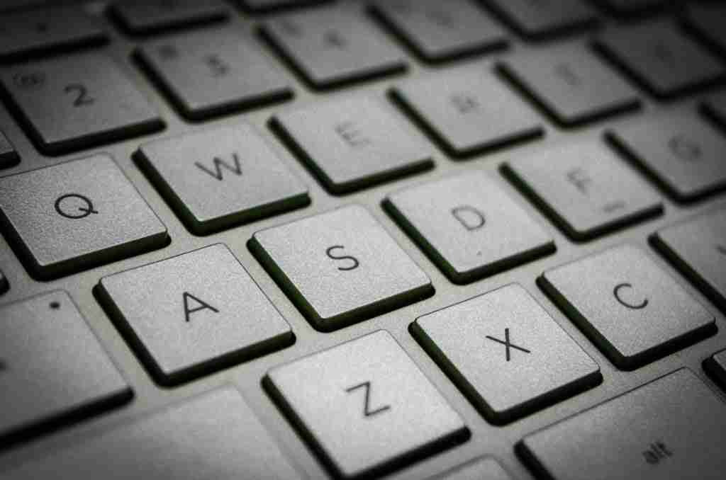 Pulire la tastiera è facile con questo trucco ingegnoso Pulire la tastiera è facile con questo trucco ingegnoso