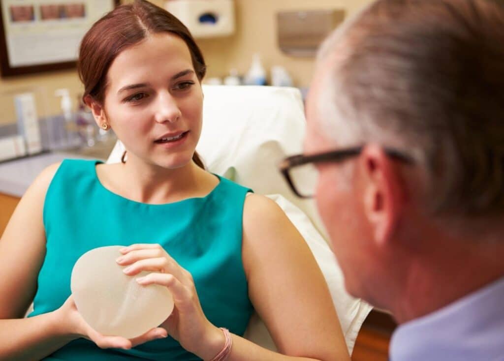 Quali opzioni per laumento del seno offre Smeraglia Clinic Naturale vs. impianti